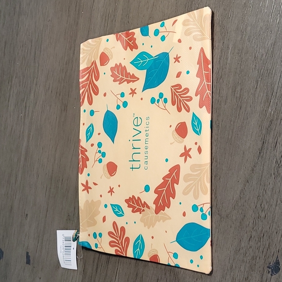 NWT Thrive Causemetics Makeup Bag - Picture 2 of 4